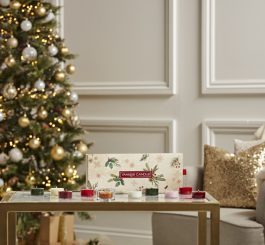 Yankee Candle 10 Tealights 1 Holder Christmas Gift Set
