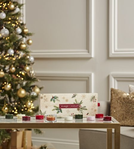 Yankee Candle 10 Tealights 1 Holder Christmas Gift Set